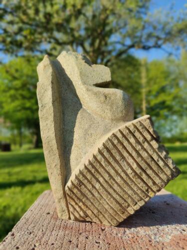 Choreute-2014-Pierre de Grès de Courgeoust-H.28 x L.13 x Prof.18 cms
