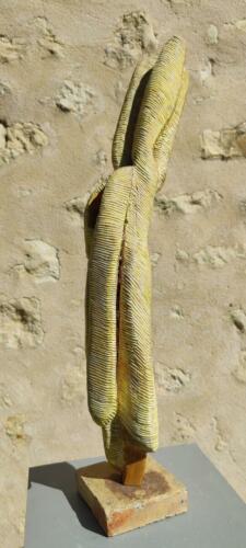 Sans titre -2012- Noyer, patiné, teinté, sur socle de terre cuite - H.56 cm Socle 10 x 11 cm -